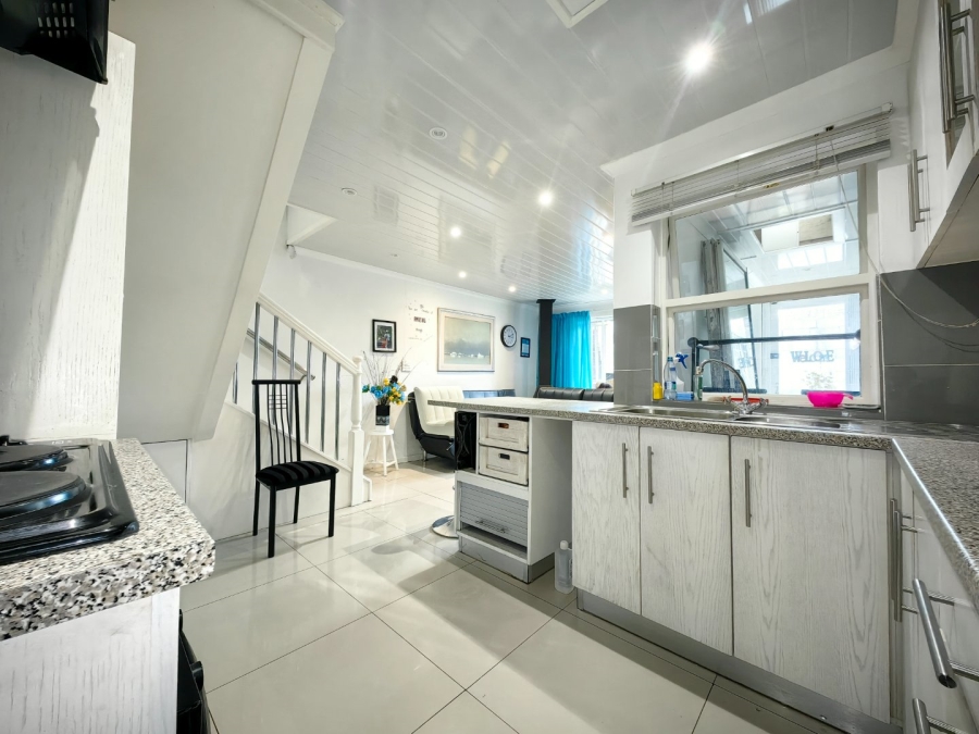 4 Bedroom Property for Sale in Lavender Hill Western Cape